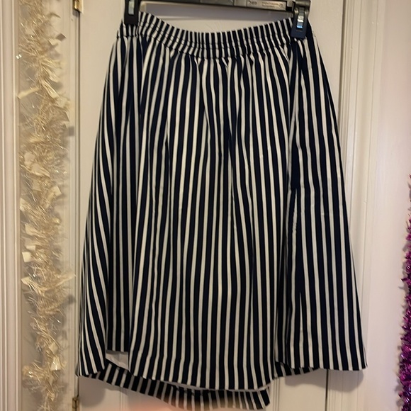 Lined pattern skirt - 23” long - nice satin lining - Picture 4 of 5